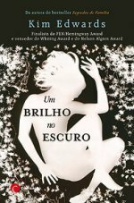 Um Brilho no Escuro by Kim Edwards