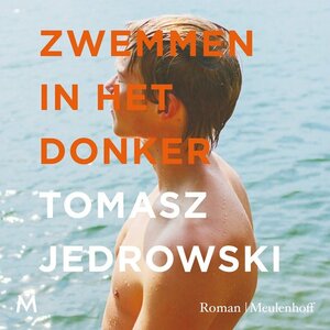 Zwemmen in het donker by Tomasz Jedrowski