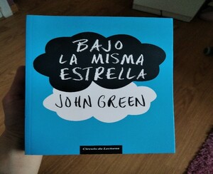 Bajo la misma estrella by John Green