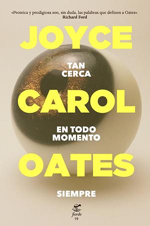 Tan cerca en todo momento siempre by Joyce Carol Oates