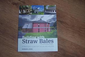 Building with Straw Bales: A Practical Guide for the UK and Ireland by Barbara Jones