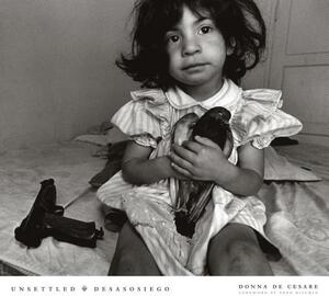 Unsettled/Desasosiego: Children in a World of Gangs/Los Ni&#xf1;os En Un Mundo de Las Pandillas by Donna de Cesare