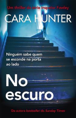 No Escuro by Cara Hunter