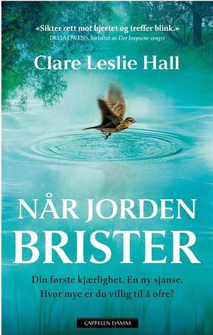 Når jorden brister by Clare Leslie Hall