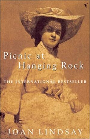 Piknik pod wiszącą skałą by Joan Lindsay