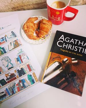 Tragedia en tres actos by Agatha Christie