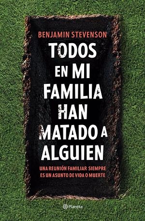 Todos en mi familia han matado a alguien by Benjamin Stevenson, Víctor Ruiz Aldana