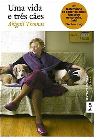 Uma vida e três cães by Abigail Thomas