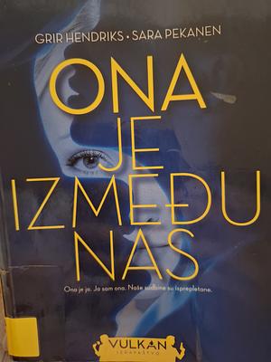 Ona je između nas by Greer Hendricks