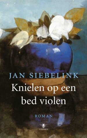 Knielen op een bed violen by Jan Siebelink