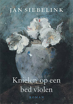 Knielen op een bed violen by Jan Siebelink