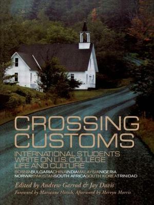 Crossing Customs: International Students Write on U.S. College Life and Culture by Jay Davis, Andrew Garrod