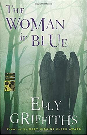 Kvinden i blåt by Elly Griffiths