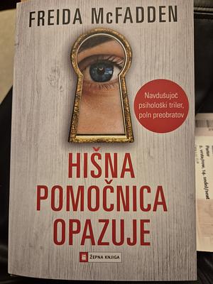 Hišna pomočnica opazuje by Freida McFadden