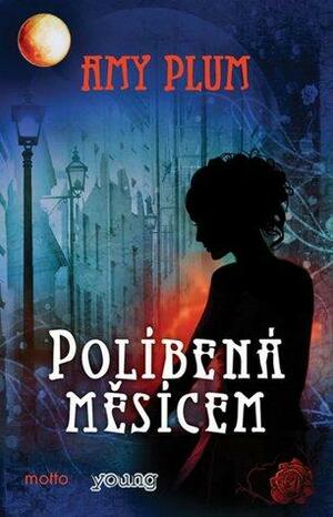 Políbená měsícem by Amy Plum, Eliška Šlesingrová