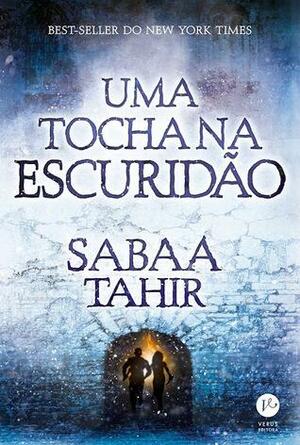 Uma tocha na escuridão by Sabaa Tahir