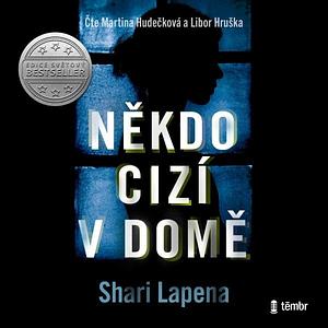 Někdo cizí v domě by Shari Lapena