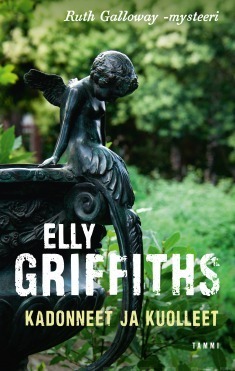 Kadonneet ja kuolleet by Elly Griffiths