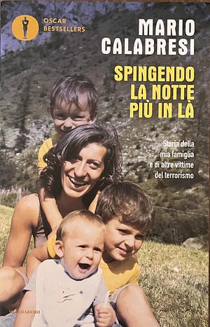 Spingendo la notte più in là. Storia della mia famiglia e di altre vittime del terrorismo by Mario Calabresi