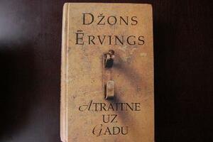 Atraitne uz gadu by John Irving, Agate Apkalne, Džons Ērvings