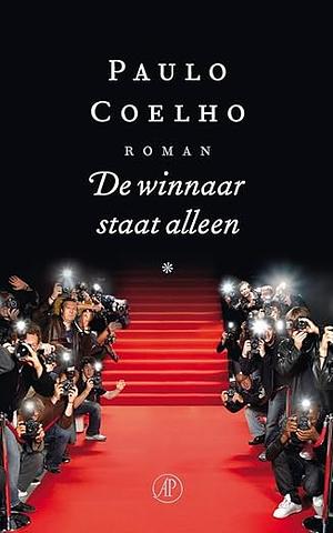 De winnaar staat alleen by Paulo Coelho