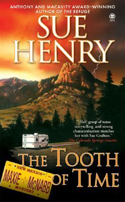 The Tooth of Time: A Maxine and Stretch Mystery by Sue Henry
