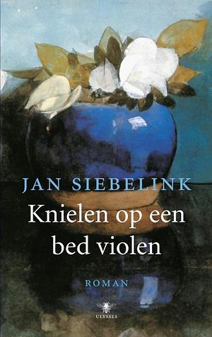 Knielen op een bed violen by Jan Siebelink