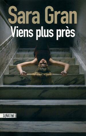 Viens plus près by Sara Gran