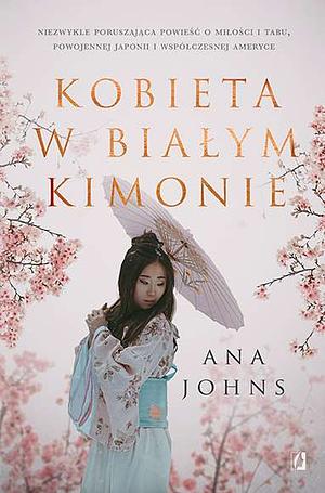 Kobieta w białym kimonie by Ana Johns