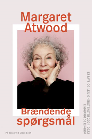 Brændende spørgsmål: essays og lejlighedstekster : 2004 til 2022 by Margaret Atwood