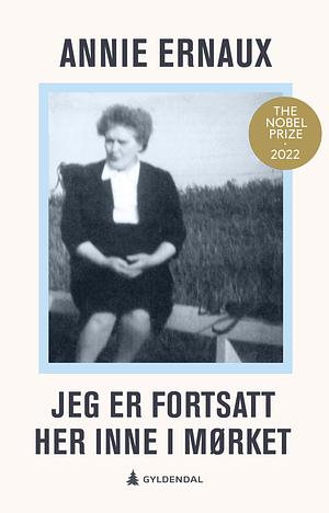 Jeg er fortsatt her inne i mørket by Annie Ernaux