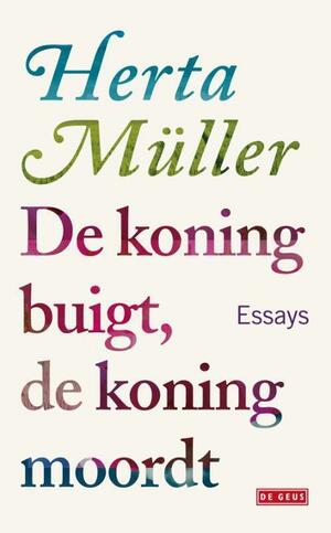 De koning buigt, de koning moordt: essays by Herta Müller