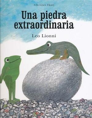Una Piedra Extraordinaria = An Extraordinary Egg by Leo Lionni