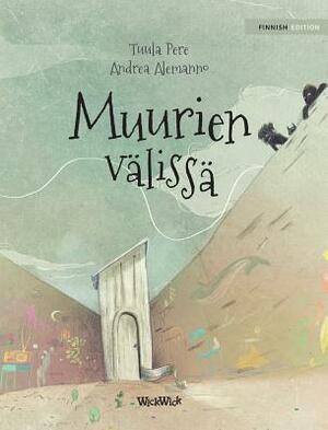 Muurien välissä: Finnish Edition of Between the Walls by Tuula Pere