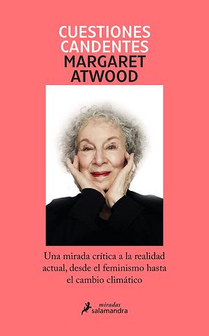 Cuestiones candentes: Una mirada crítica a la realidad actual, desde el feminismo hasta el cambio climático by Margaret Atwood
