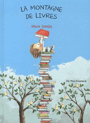 La montagne de livres by Rocío Bonilla