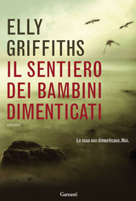 Il sentiero dei bambini dimenticati by Massimo Gardella, Elly Griffiths