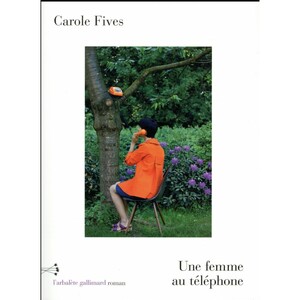 Une femme au téléphone by Carole Fives