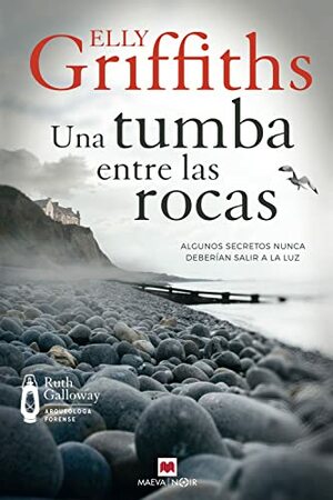 Una tumba entre las rocas: Algunos secretos nunca deberían salir a la luz by Elly Griffiths