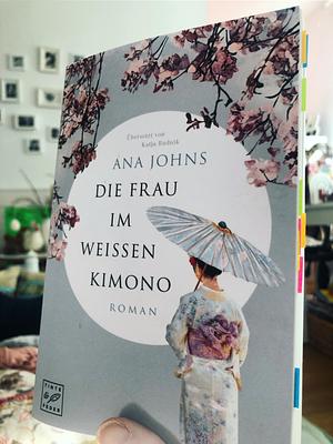 Die Frau im weißen Kimono by Ana Johns