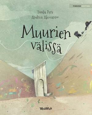 Muurien välissä: Finnish Edition of Between the Walls by Tuula Pere