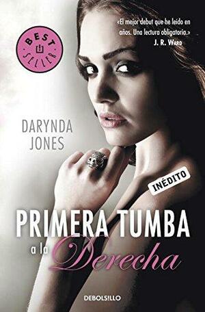 Primera tumba a la derecha by Darynda Jones