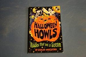 Halloween Howls: Riddles That Are a Scream by Giulio Maestro