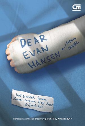 Dear Evan Hansen: The Novel by Val Emmich