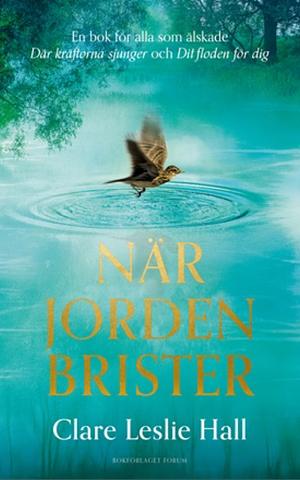 När jorden brister by Clare Leslie Hall