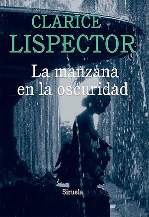 La manzana en la oscuridad by Clarice Lispector