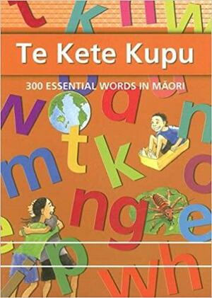 Te Kete Kupu: 300 Essential Words in Maori by Huia Publishers