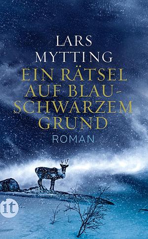 Ein Rätsel auf blauschwarzem Grund: Roman  by Lars Mytting