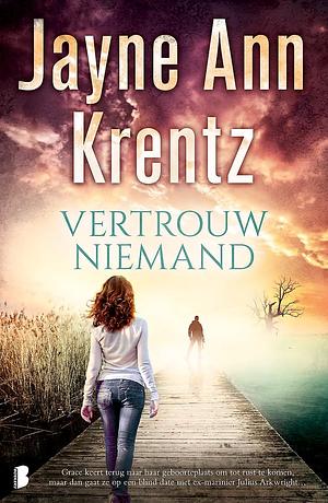 Vertrouw niemand by Jayne Ann Krentz