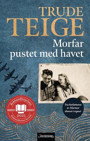 Morfar pustet med havet by Trude Teige